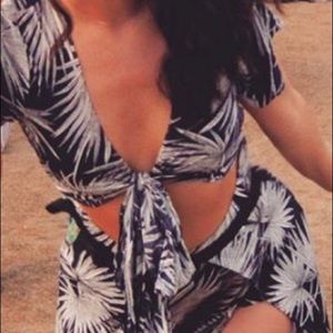 Beautiful and Unique Tropical Outfit 🌴